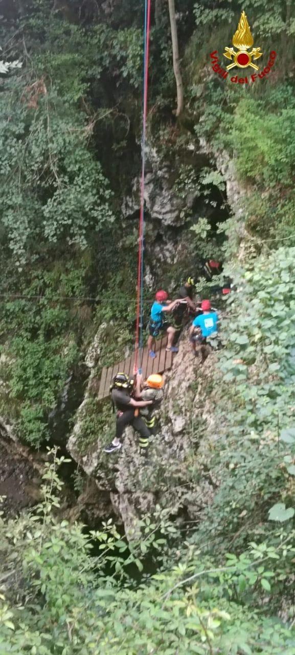 Bagni di Lucca, infortunata a un ginocchio mentre attraversa la Lima