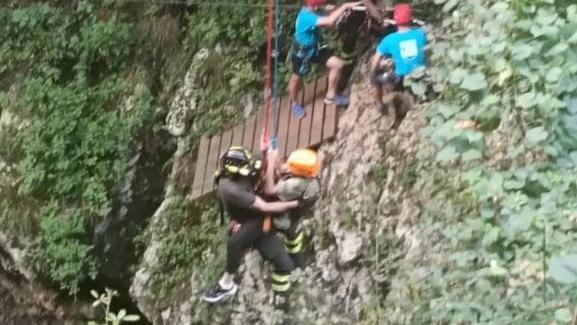 Bagni di Lucca, infortunata a un ginocchio mentre attraversa la Lima
