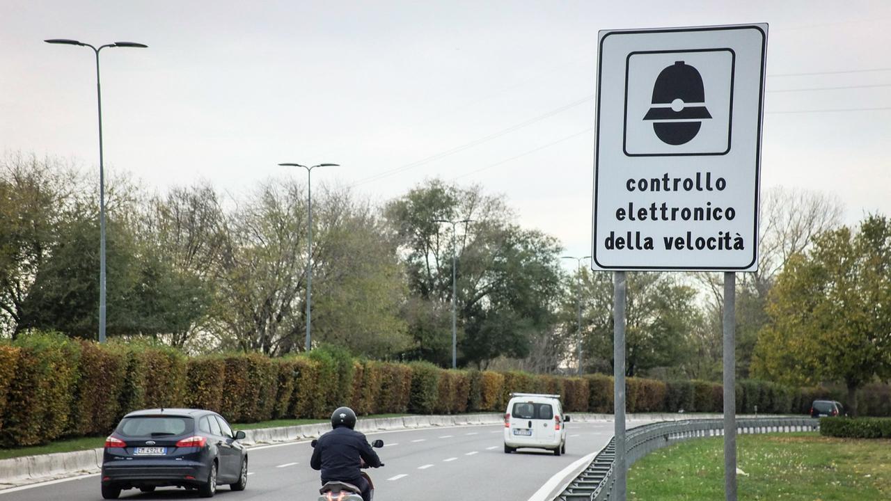 Autovelox carico di esplosivo salta in aria nella notte, indagini in corso – Cosa è successo