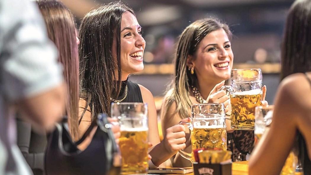 Fiumi di birra, tanta musica e cucina bavarese: ad Alghero torna l’Oktoberfest – L’appuntamento