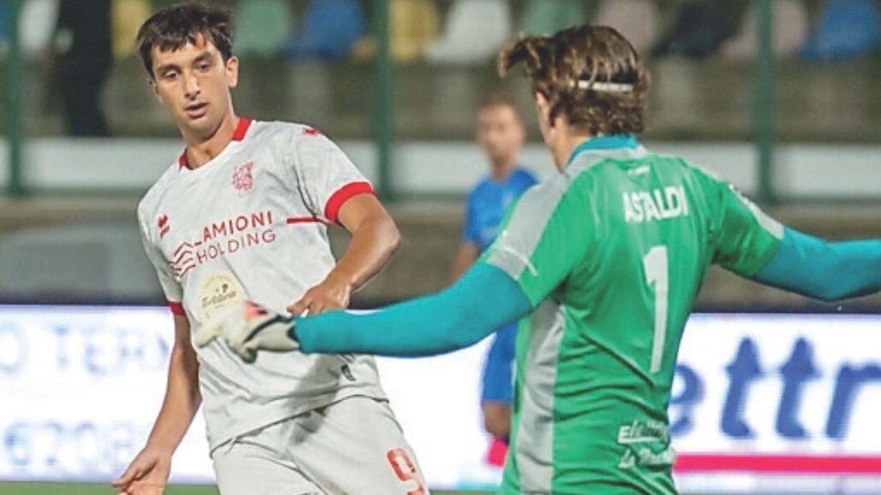 Lorenzo Gori in pressing sul portiere Astaldi (foto Noemy Lettieri per Us Grosseto)