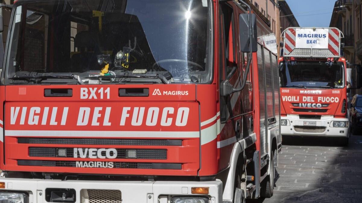 Troppo alcol, rimane incastrato con la testa tra i sanitari del bagno: devono intervenire i vigili del fuoco