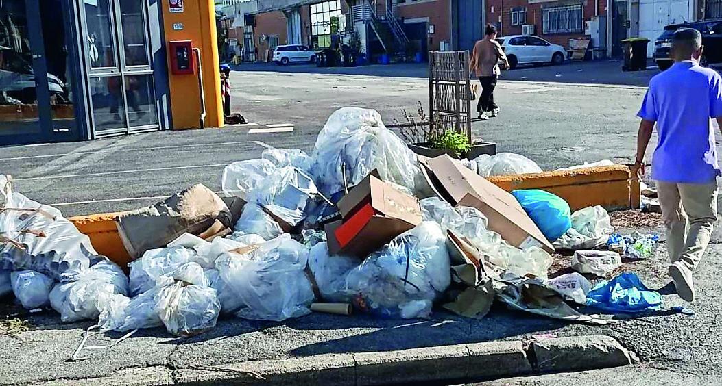 
	Un marciapiede invaso dai rifiuti al Macrolotto (foto Giovanni Tarducci)

