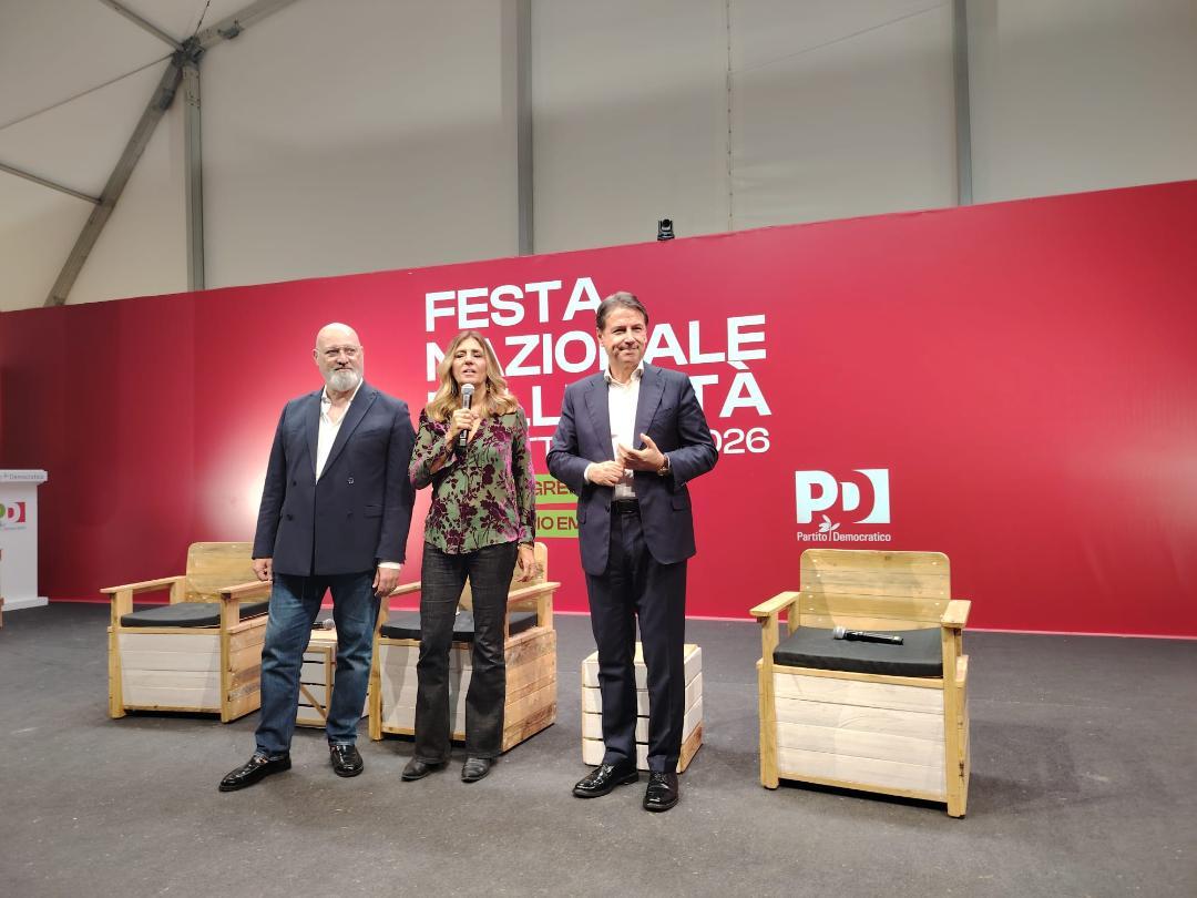 «Un caffè con Renzi? Poi non dormo...». Cosa ha detto Giuseppe Conte alla Festa dell’Unità su campo largo e primarie