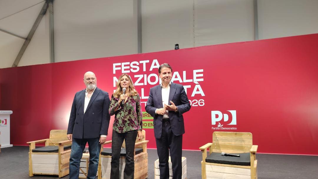«Un caffè con Renzi? Poi non dormo...». Cosa ha detto Giuseppe Conte alla Festa dell’Unità su campo largo e primarie