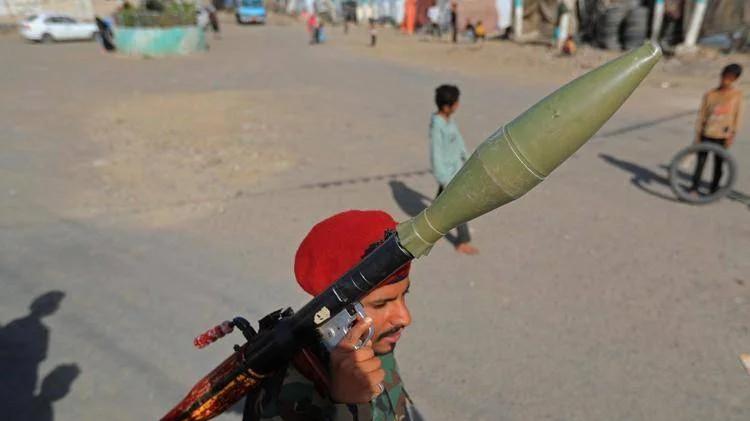 Yemen, gli Houthi attaccano una base in Arabia Saudita: alta tensione nel Mar Rosso