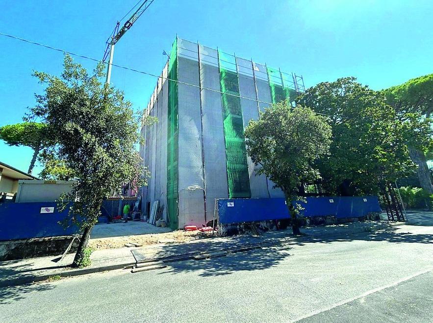 
	Il cantiere del Piccolo Hotel di Lido di Camaiore&nbsp;(foto Giannini)

