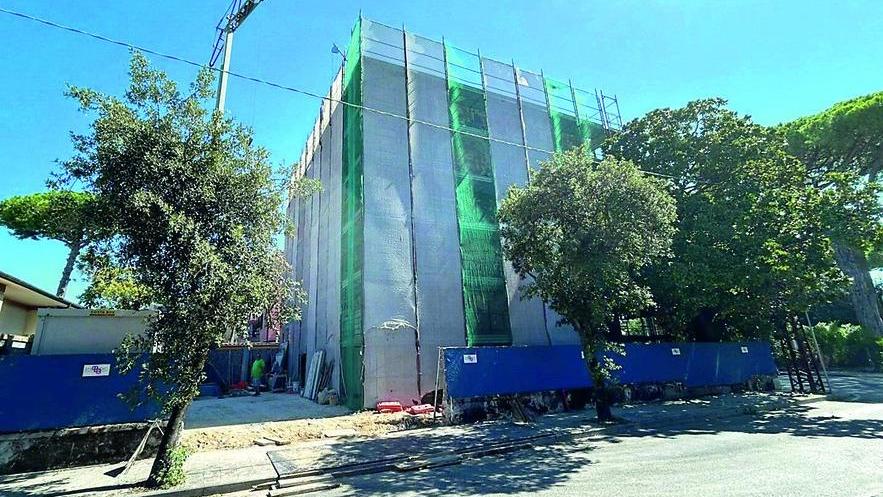 Il cantiere del Piccolo Hotel di Lido di Camaiore (foto Giannini)
