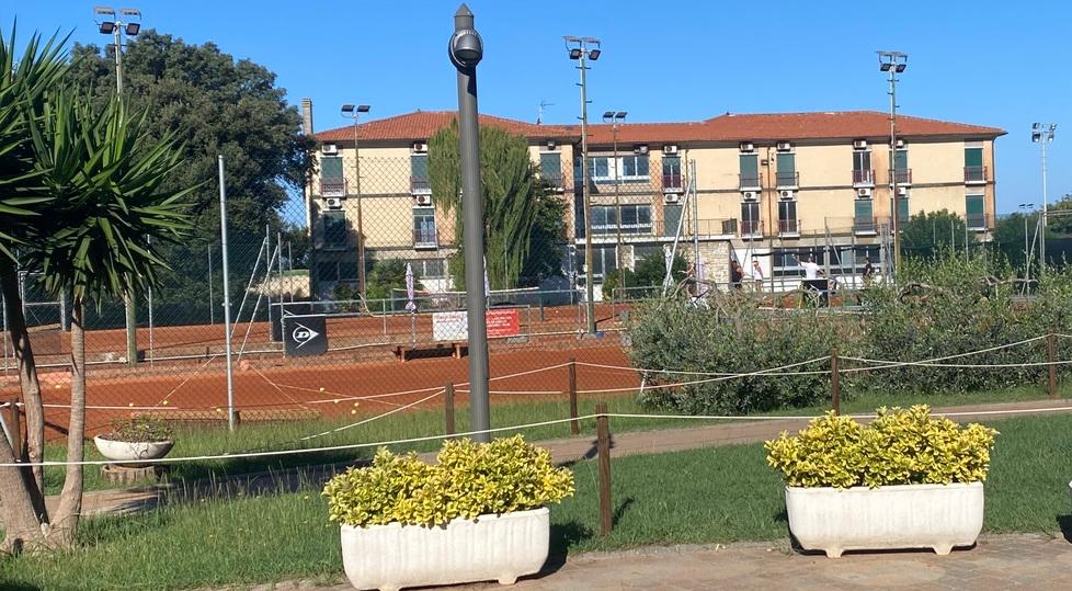 
	Alcuni&nbsp;campi da tennis e, sullo sfondo, l&rsquo;hotel chiuso da pi&ugrave; di dieci anni

