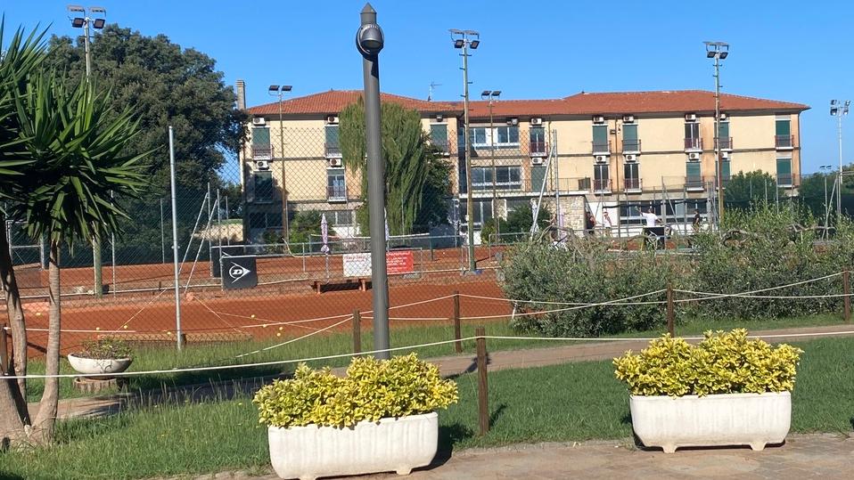 Alcuni campi da tennis e, sullo sfondo, l’hotel chiuso da più di dieci anni