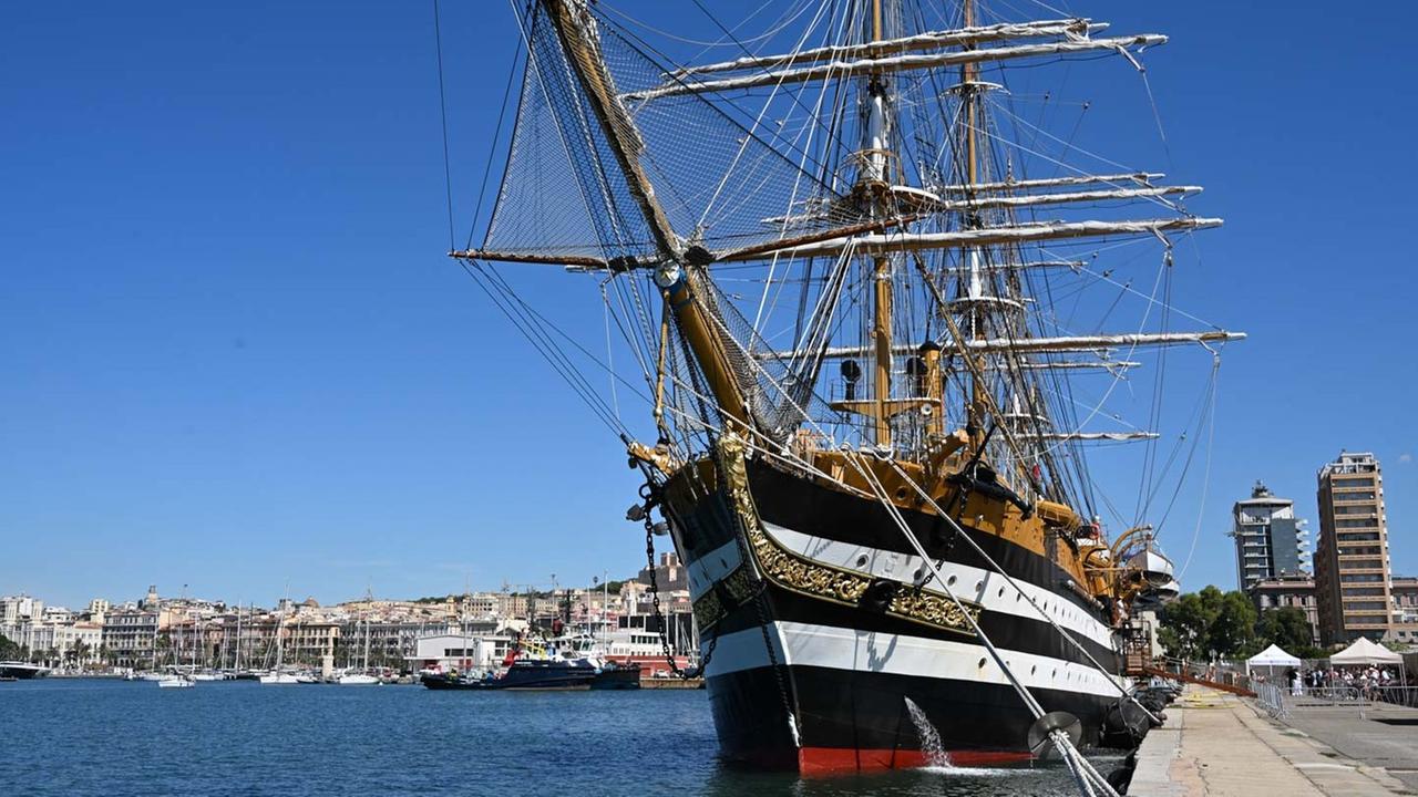 L’Amerigo Vespucci, la nave scuola della Marina Militare fa tappa al Molo Ichnusa. «Un privilegio» – Il video