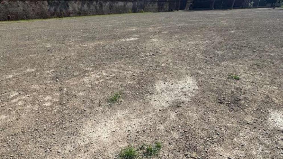 Ex Balilla a Lucca, esposto sui container e sul mancato ripristino del prato