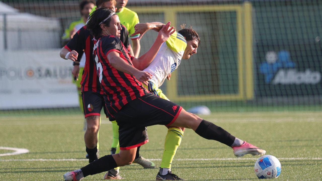 
	Un'azione di Seravezza-Lucchese (foto Nucci)


