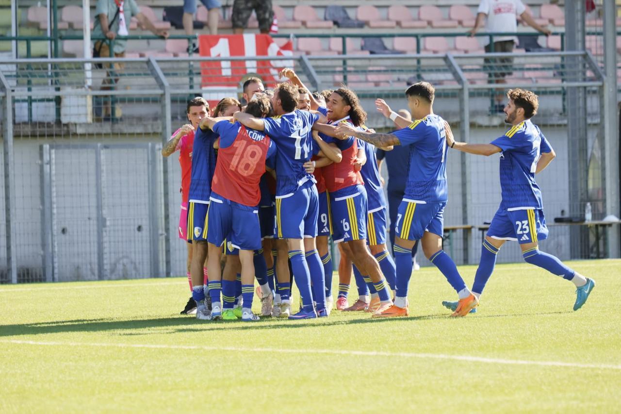 
	L'esultanza dei biancazzurri dopo il terzo gol (foto Giovanni Tarducci)

