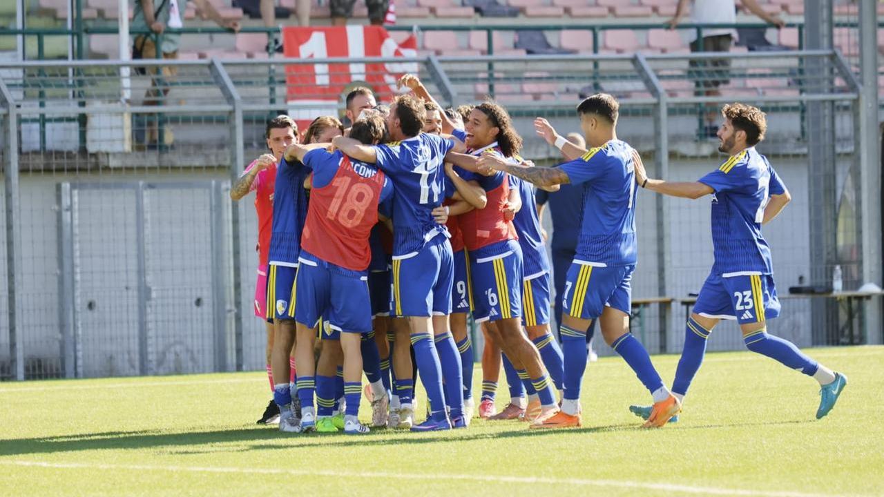 L'esultanza dei biancazzurri dopo il terzo gol (foto Giovanni Tarducci)