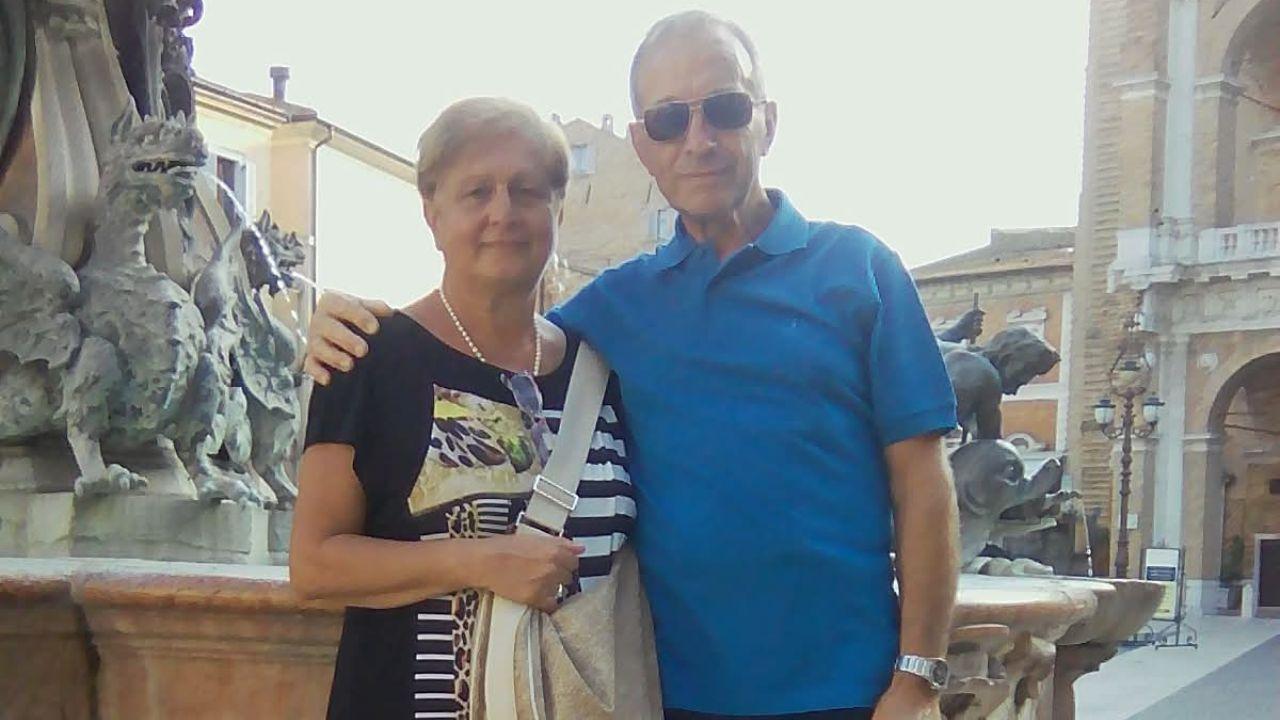 
	La vittima in foto con la moglie

