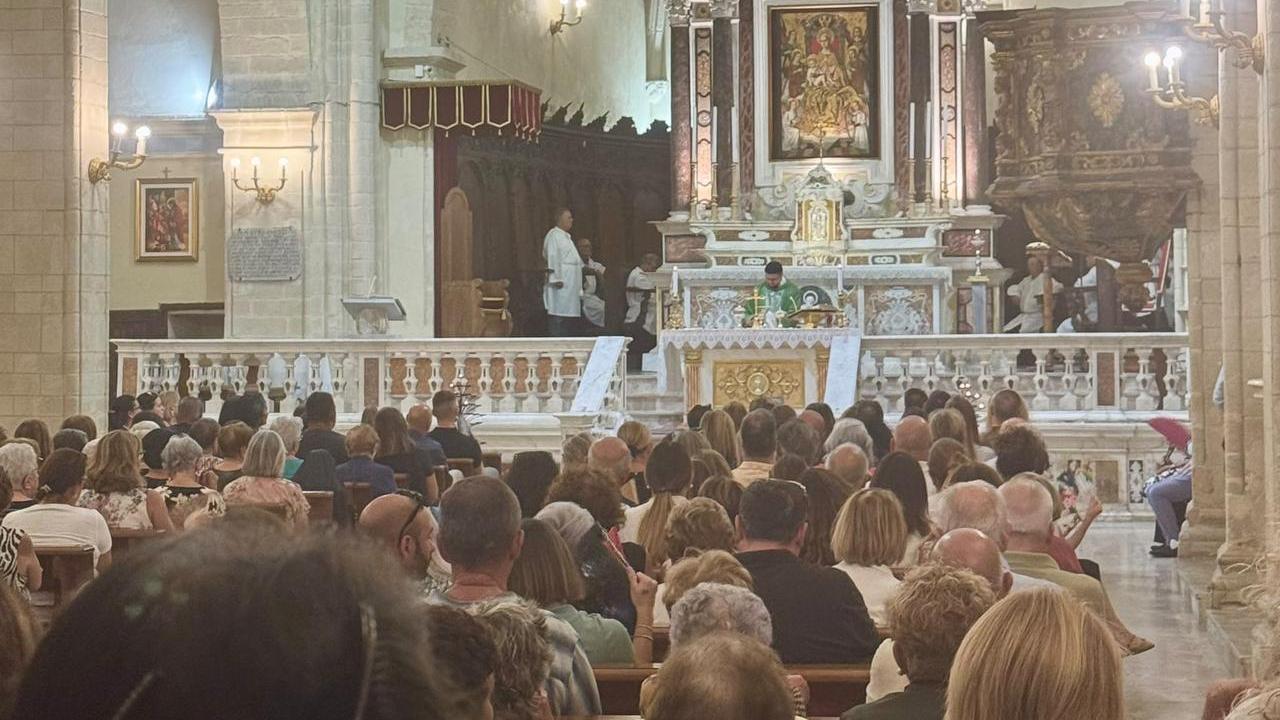 Cinzia Pinna, l’abbraccio di Castelsardo a un anno dal femminicidio: «Mai più donne vittime, il suo ricordo diventi impegno»