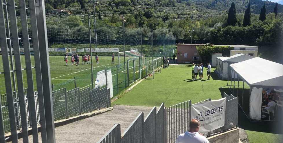 Prato, calciatore di 15 anni aggredisce l’arbitro dopo essere stato espulso: partita sospesa e caos in campo