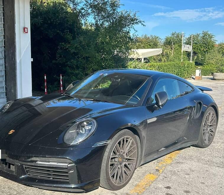 
	L'auto lasciata in sosta dagli aggressori (foto Giannini)

