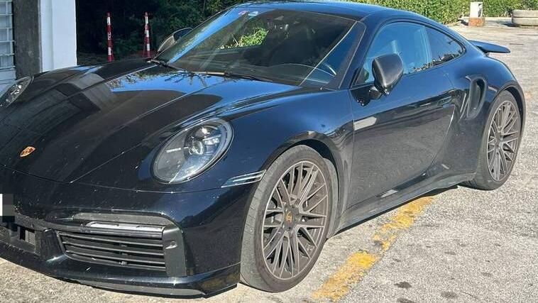 L'auto lasciata in sosta dagli aggressori (foto Giannini)