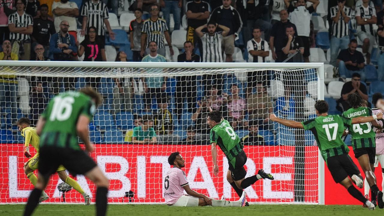 L'esultanza del Sassuolo contro la Juventus dopo il gol di Bowie