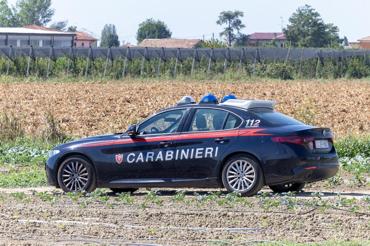 Rapinato e accoltellato ad Argenta: «Lo abbiamo visto barcollare»