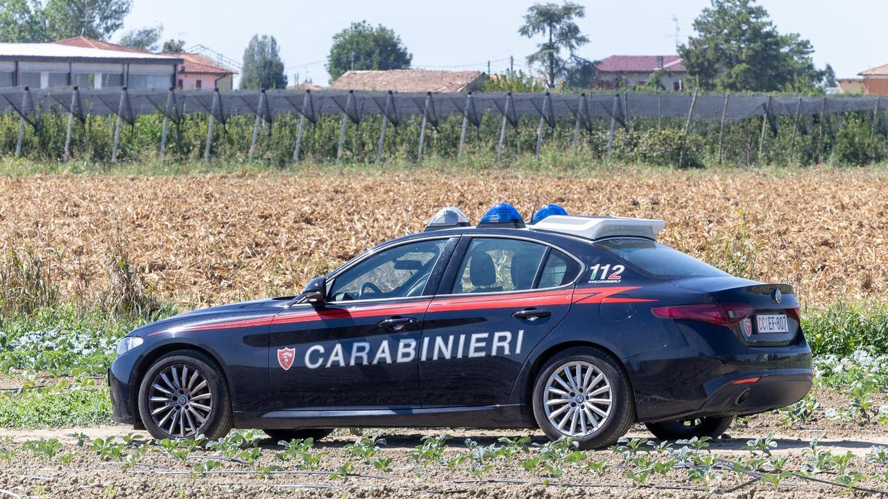 Rapinato e accoltellato ad Argenta: «Lo abbiamo visto barcollare»