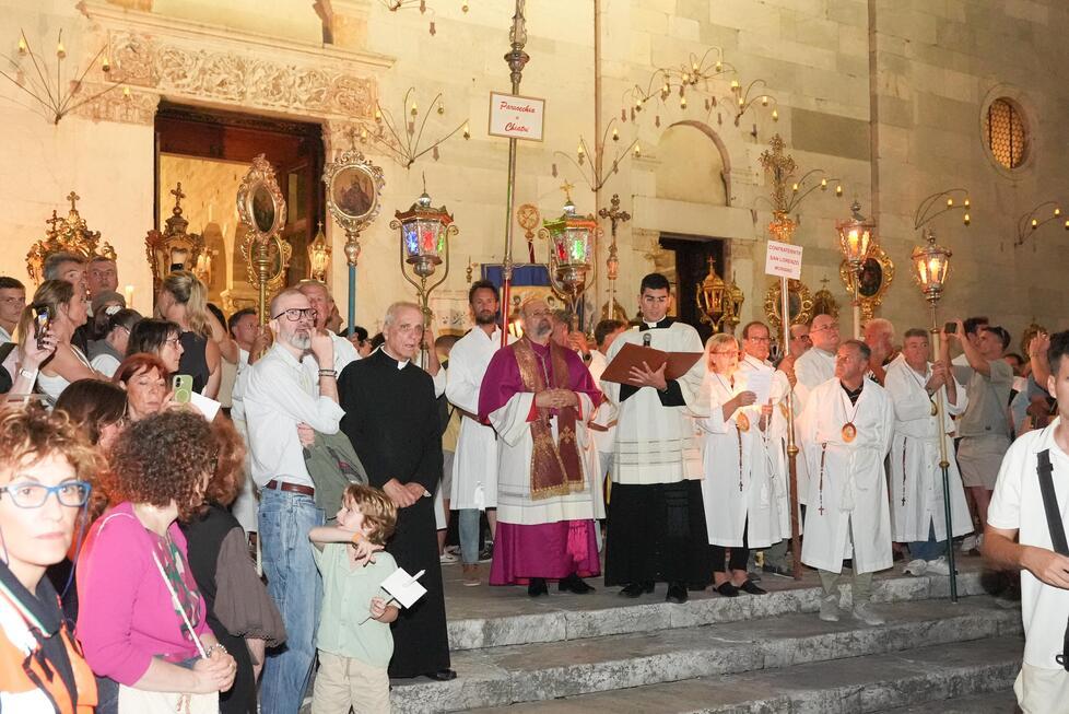 Lucca, l'arcivescovo Giulietti: «Il mondo va verso il baratro, solo Gesù degno di fiducia»<br>
