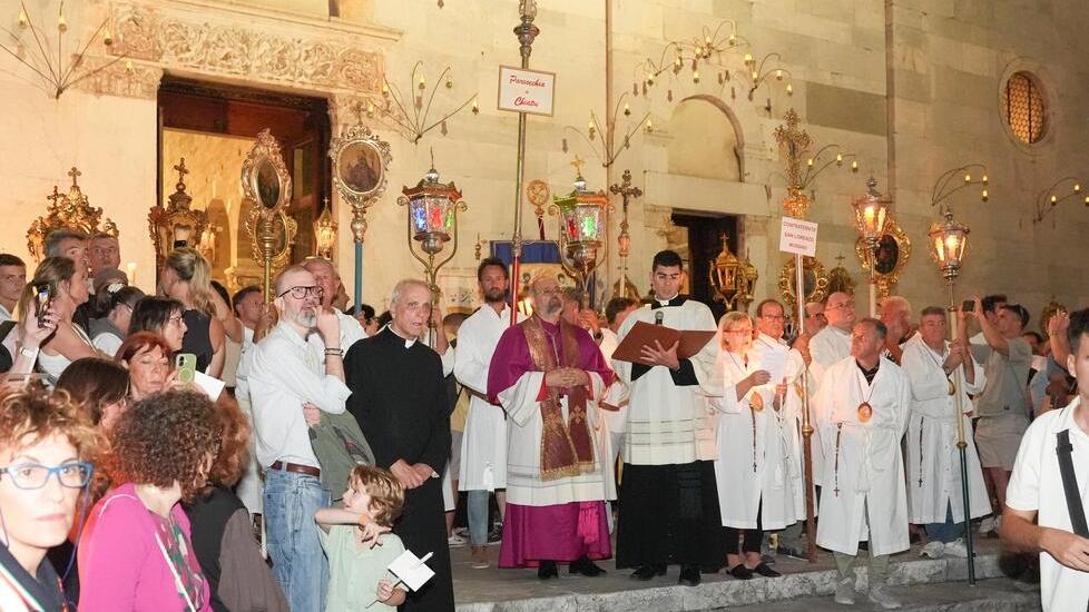 Lucca, l'arcivescovo Giulietti: «Il mondo va verso il baratro, solo Gesù degno di fiducia»<br>