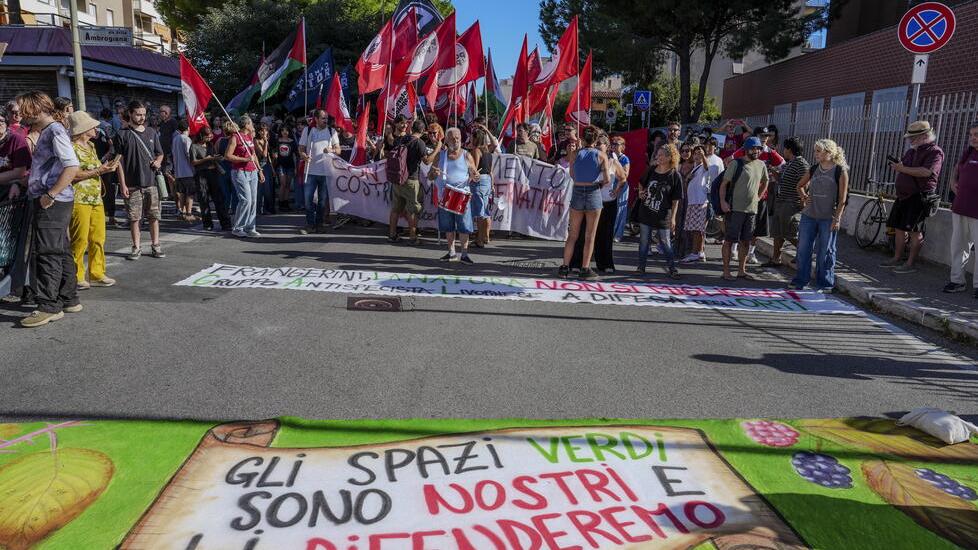 Un momento della manifestazione in difesa degli orti urbani di via Goito