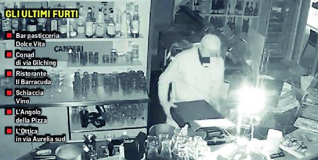 Cecina, trova il ladro dentro il suo bar: «Ho provato a bloccarlo, svuotava il salvadanaio delle mance» 
