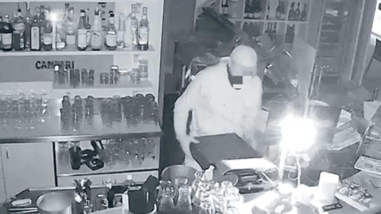 
	Uno dei ladri in azione ripreso dalle telecamere di un negozio

