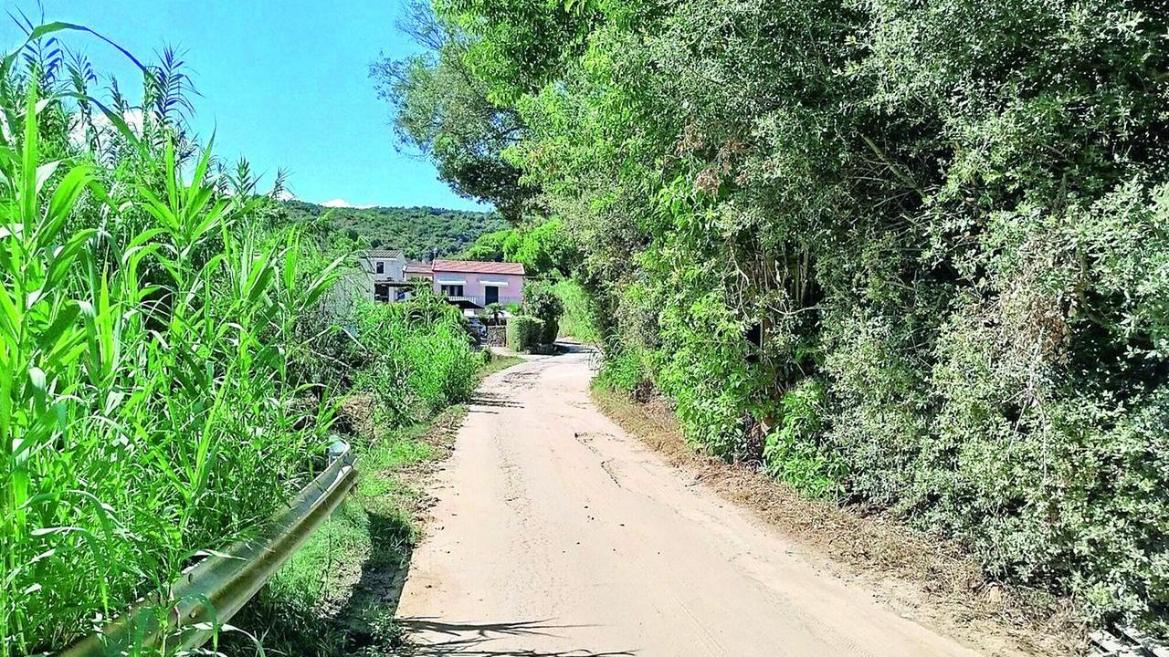 Un tratto della strada consortile oggetto dell’appello del Consorzio Val di Denari