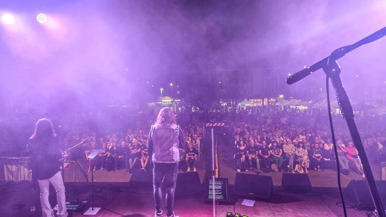 Fa il gesto di tagliare la gola ai Ma Noi No mentre cantano “Bella Ciao”