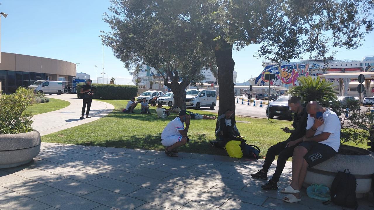 Migranti bloccati al porto di Olbia, dopo due notti arrivano i primi imbarchi – Cosa è successo