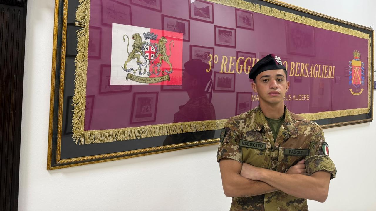 Quindicenne accerchiata e molestata, interviene un militare della Brigata Sassari – Chi è e cosa è successo