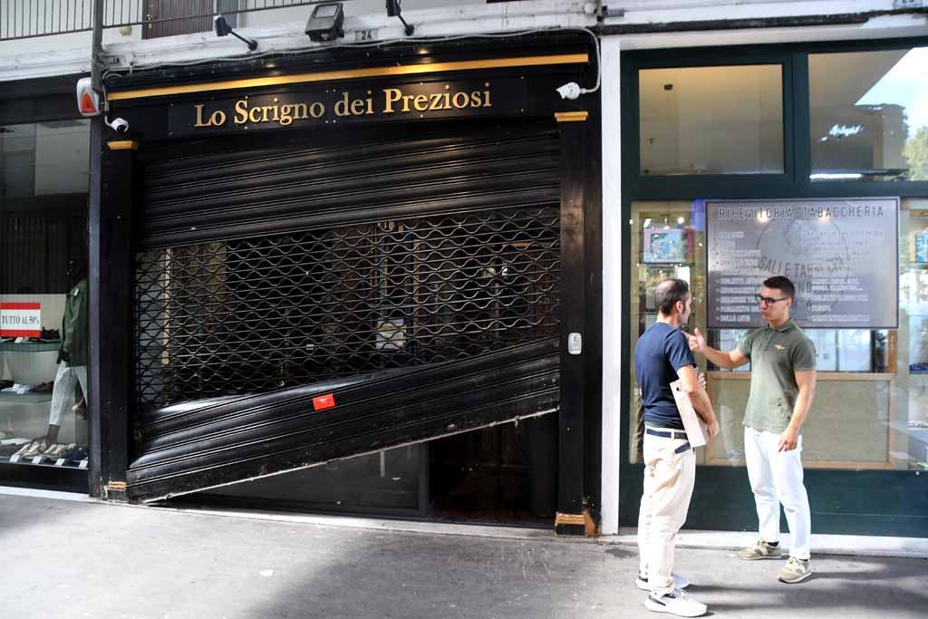 Massa, maxi-colpo da 200mila euro in una gioielleria. Tutto in sei minuti: l’assalto, il “varco” e la fuga