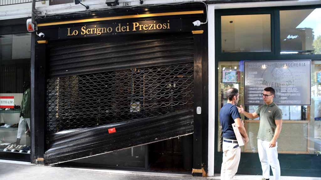 La saracinesca tagliata (foto Cuffaro)
