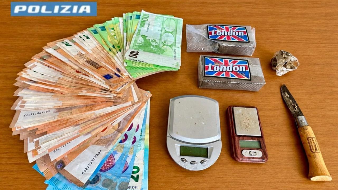 Aveva droga in garage e migliaia di euro in casa, 25enne nei guai