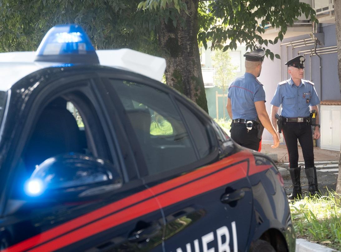 Lucca, minaccia un commerciante per avere mille euro: arrestato