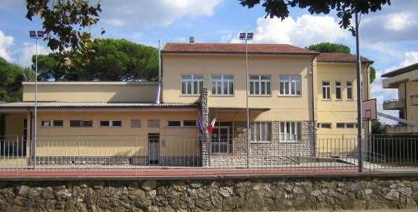 L’esterno della scuola elementare