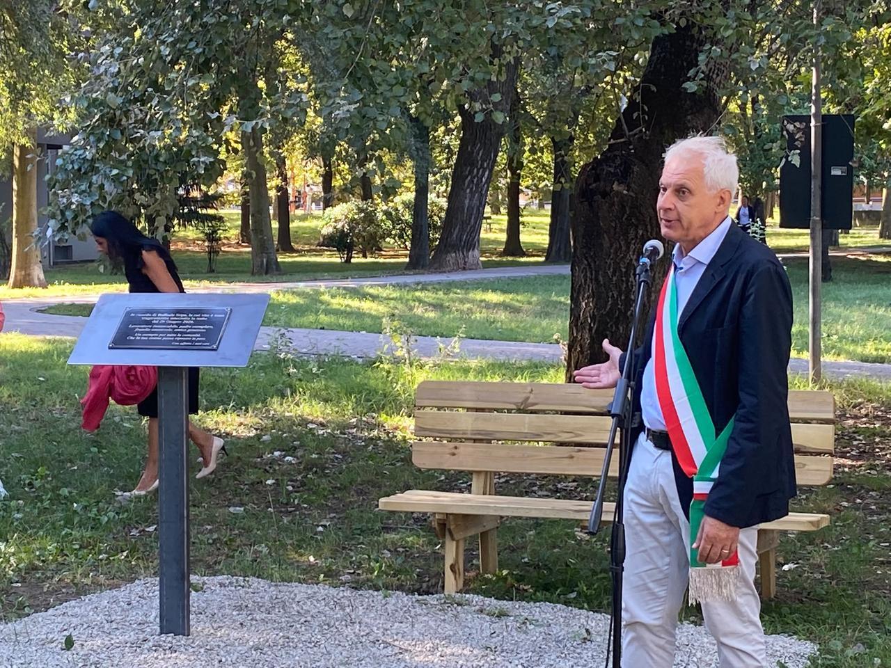 Una panchina nel parco e una targa per ricordare il pizzaiolo ucciso