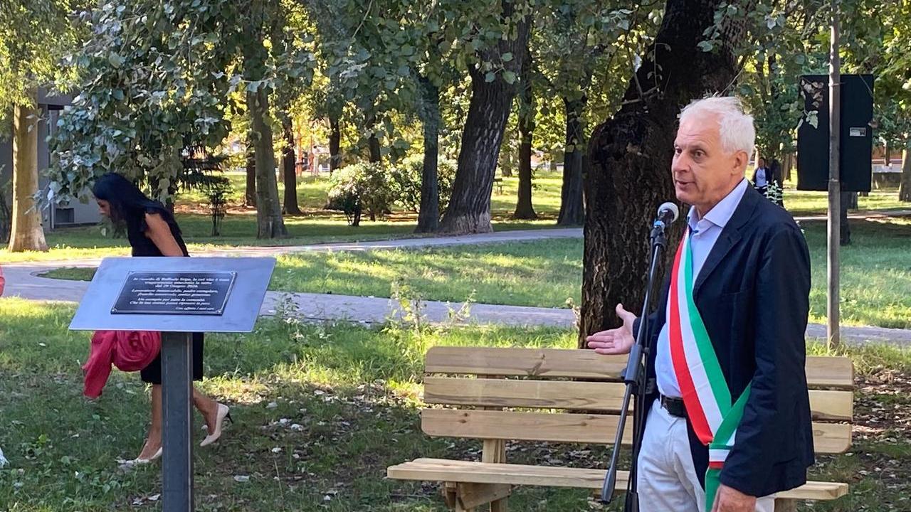 Una panchina nel parco e una targa per ricordare il pizzaiolo ucciso