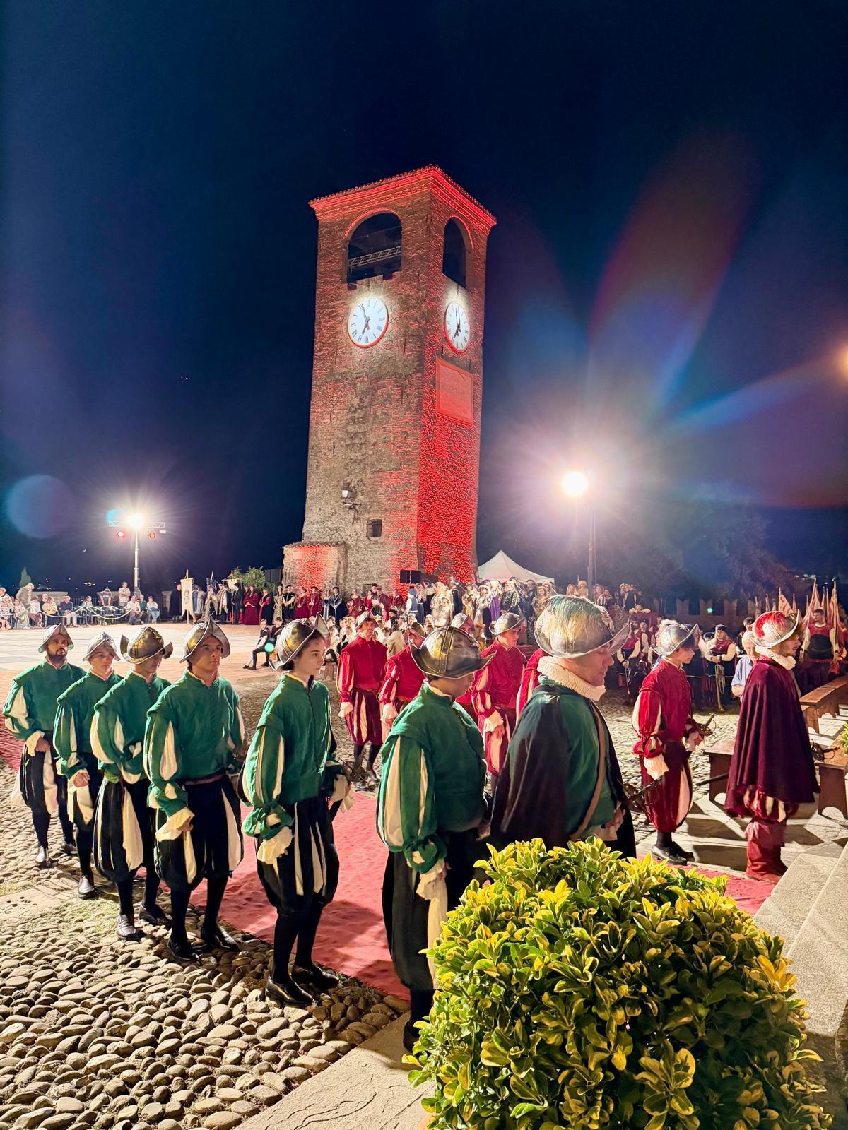 Atmosfera rinascimentale in piazza a Castelvetro per la Dama Vivente