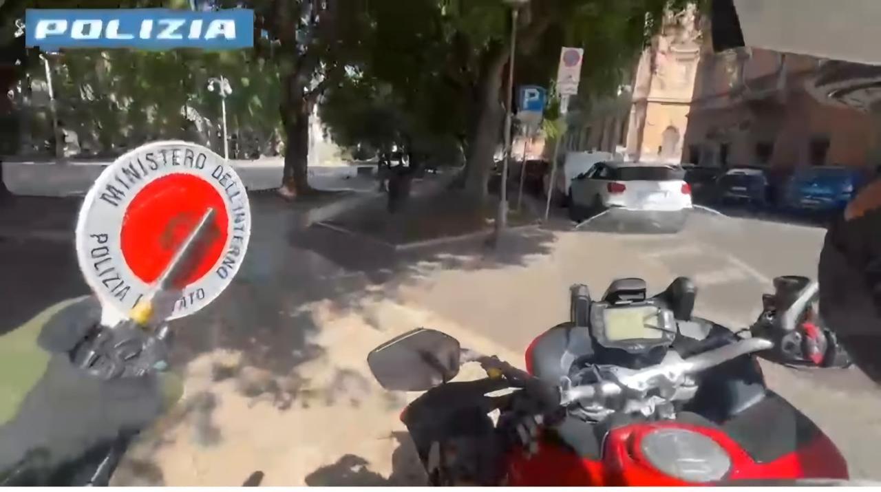 Lite tra giovani nel centro storico, spunta un coltello: 27enne ferito