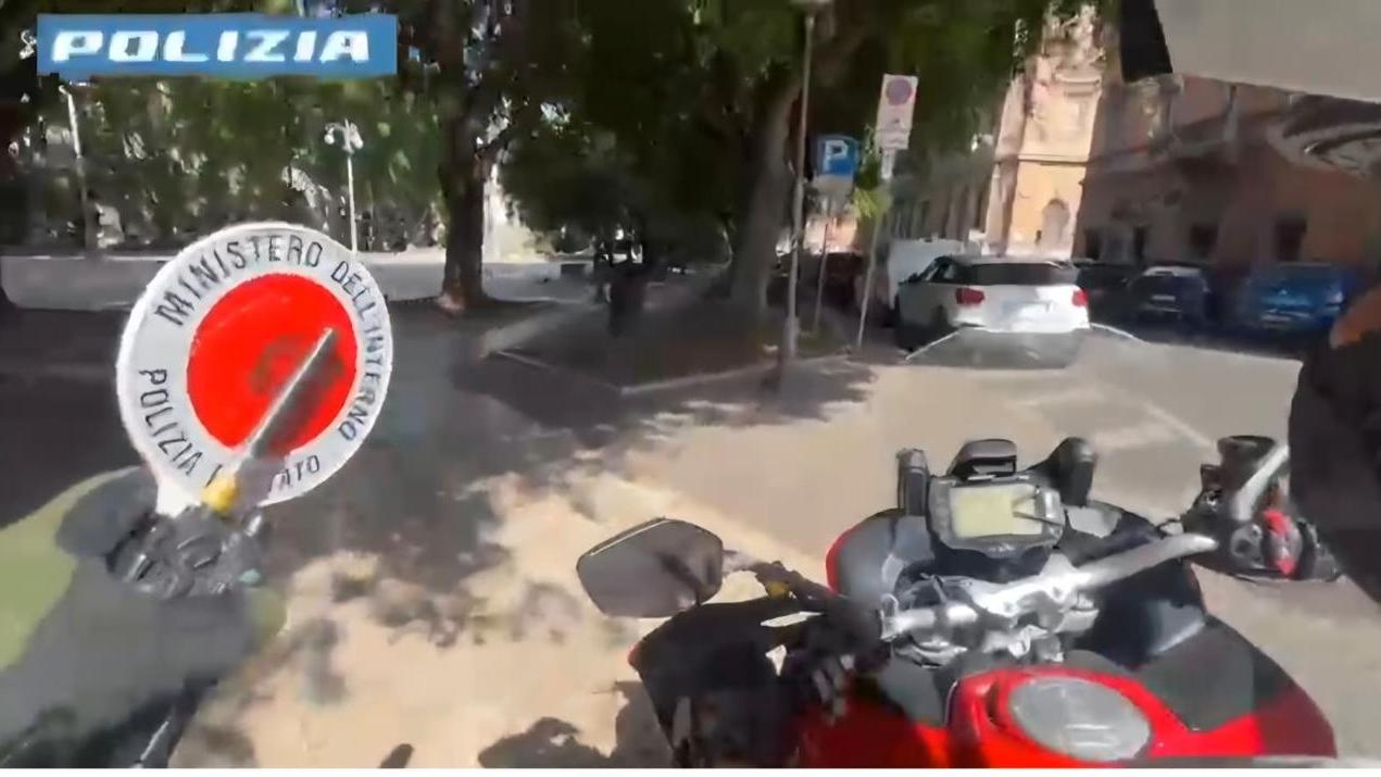 Lite tra giovani nel centro storico, spunta un coltello: 27enne ferito