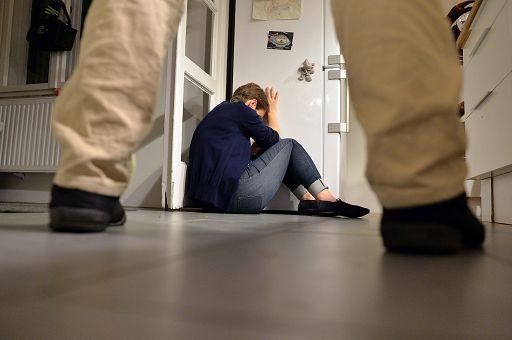 Attira una 18enne in una cantina, la sequestra per tre ore e la violenta: 26enne in carcere