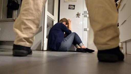 Attira una 18enne in una cantina, la sequestra per tre ore e la violenta: 26enne in carcere