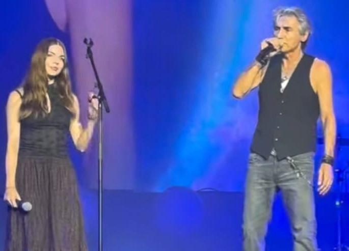 Ligabue canta con la figlia Linda: il duetto in “A modo tuo” conquista i fan