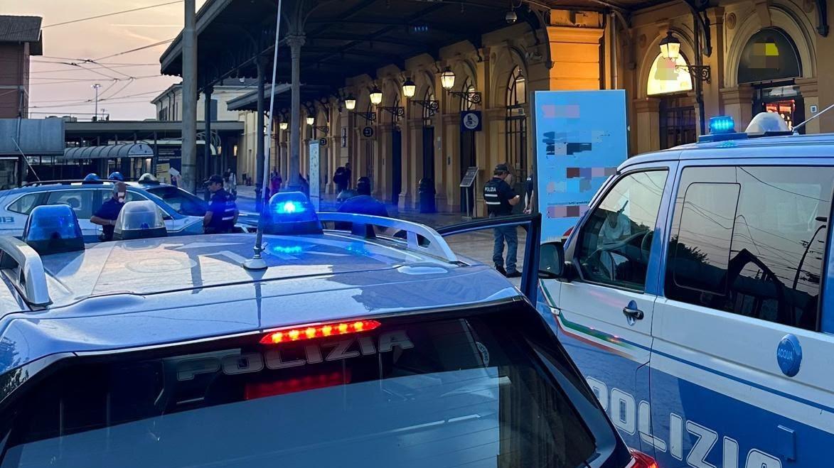 L'intervento della polizia nella stazione dei treni di Modena